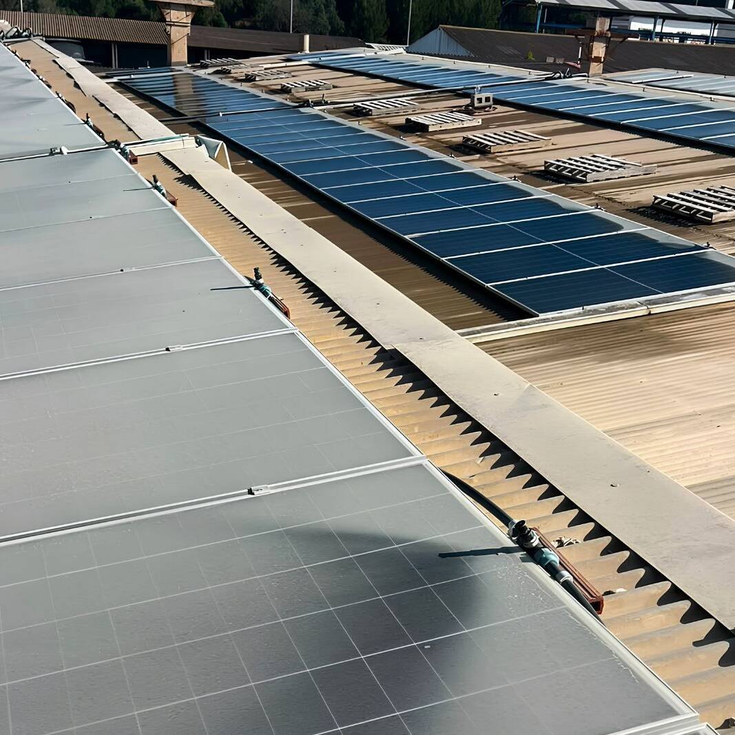 Paneles solares optimizados para máxima eficiencia en Ibiza.
