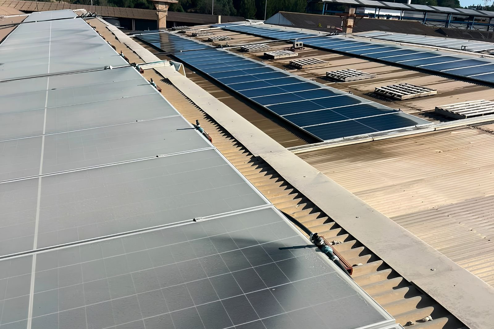 Paneles solares optimizados para máxima eficiencia en Ibiza.
