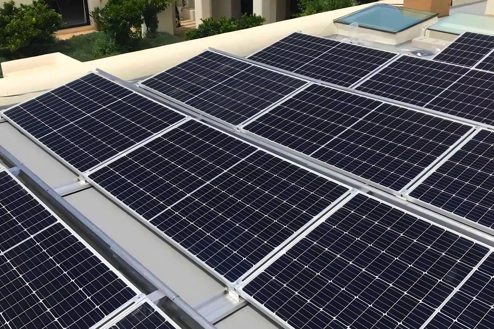Instalación solar optimizada para producir más energía en Ibiza.