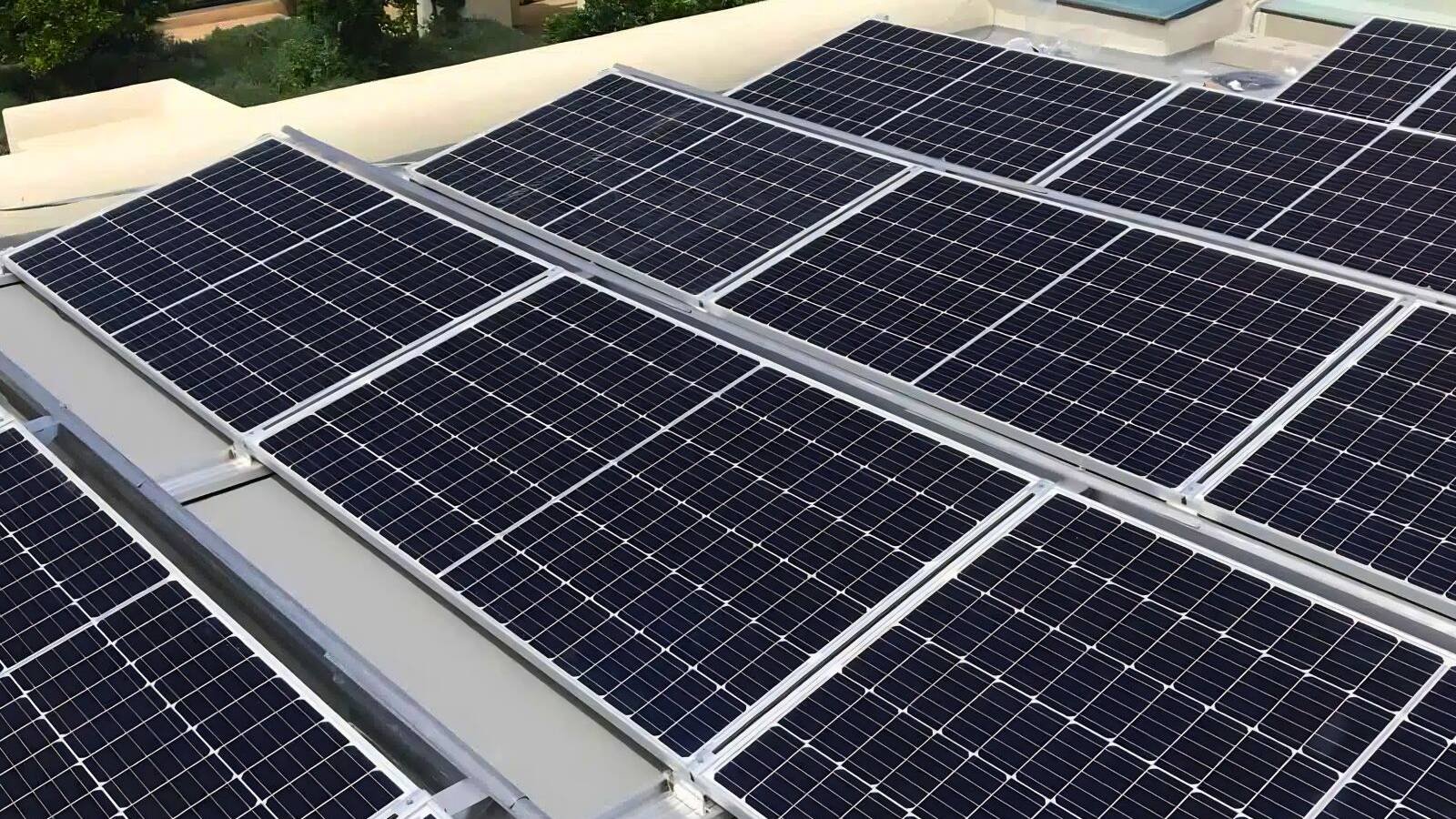 Instalación solar optimizada para producir más energía en Ibiza.
