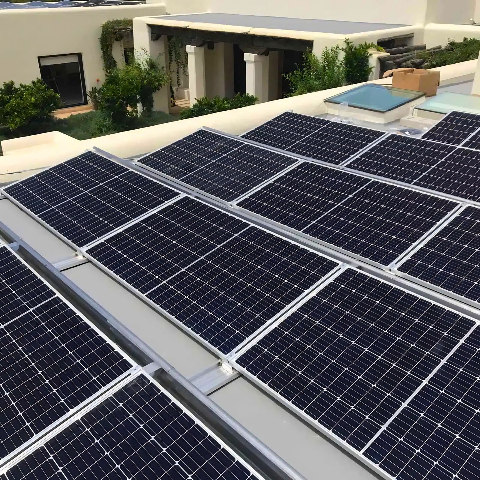 Instalación solar optimizada para producir más energía en Ibiza.