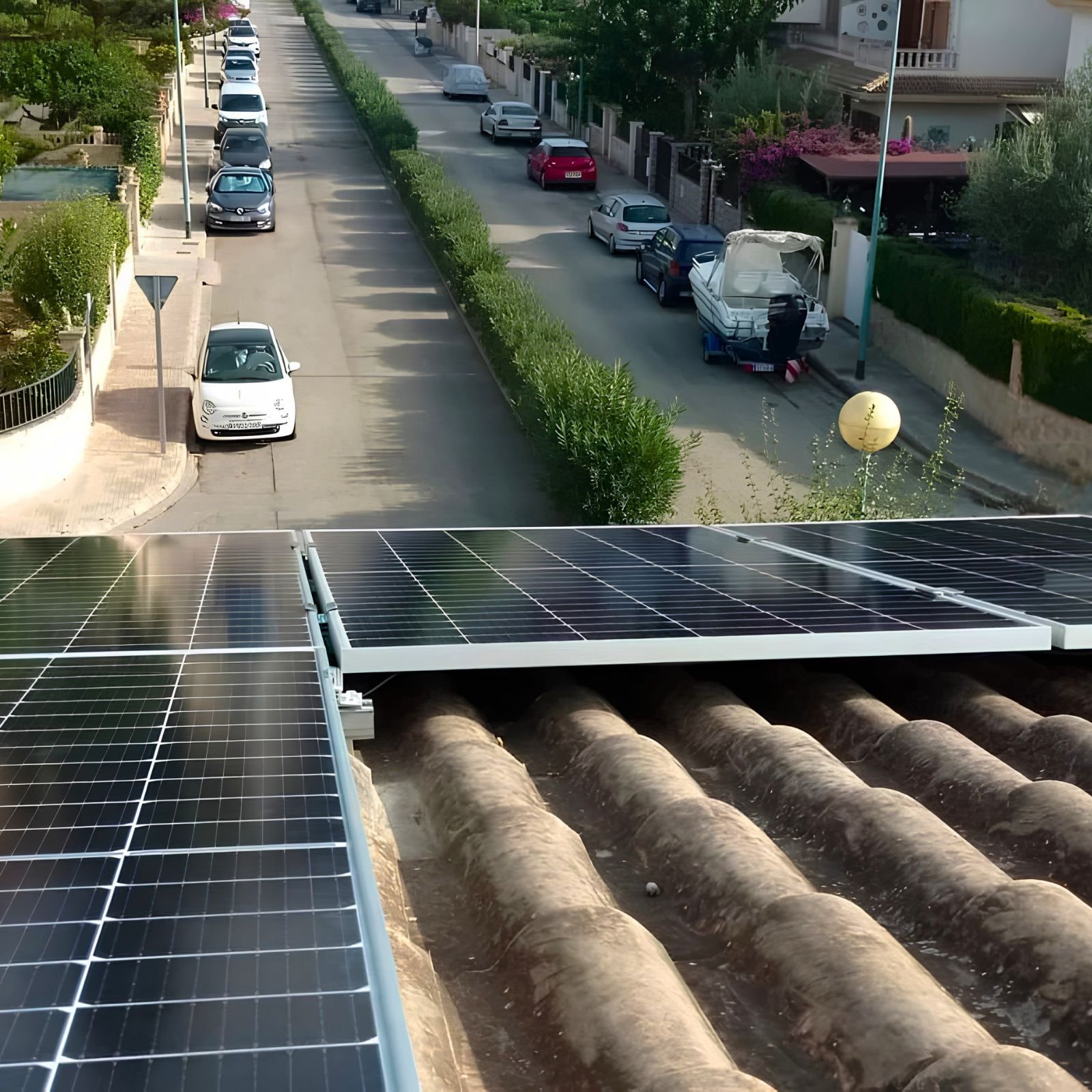 Sistema automático de limpieza de paneles solares instalado en Ibiza.