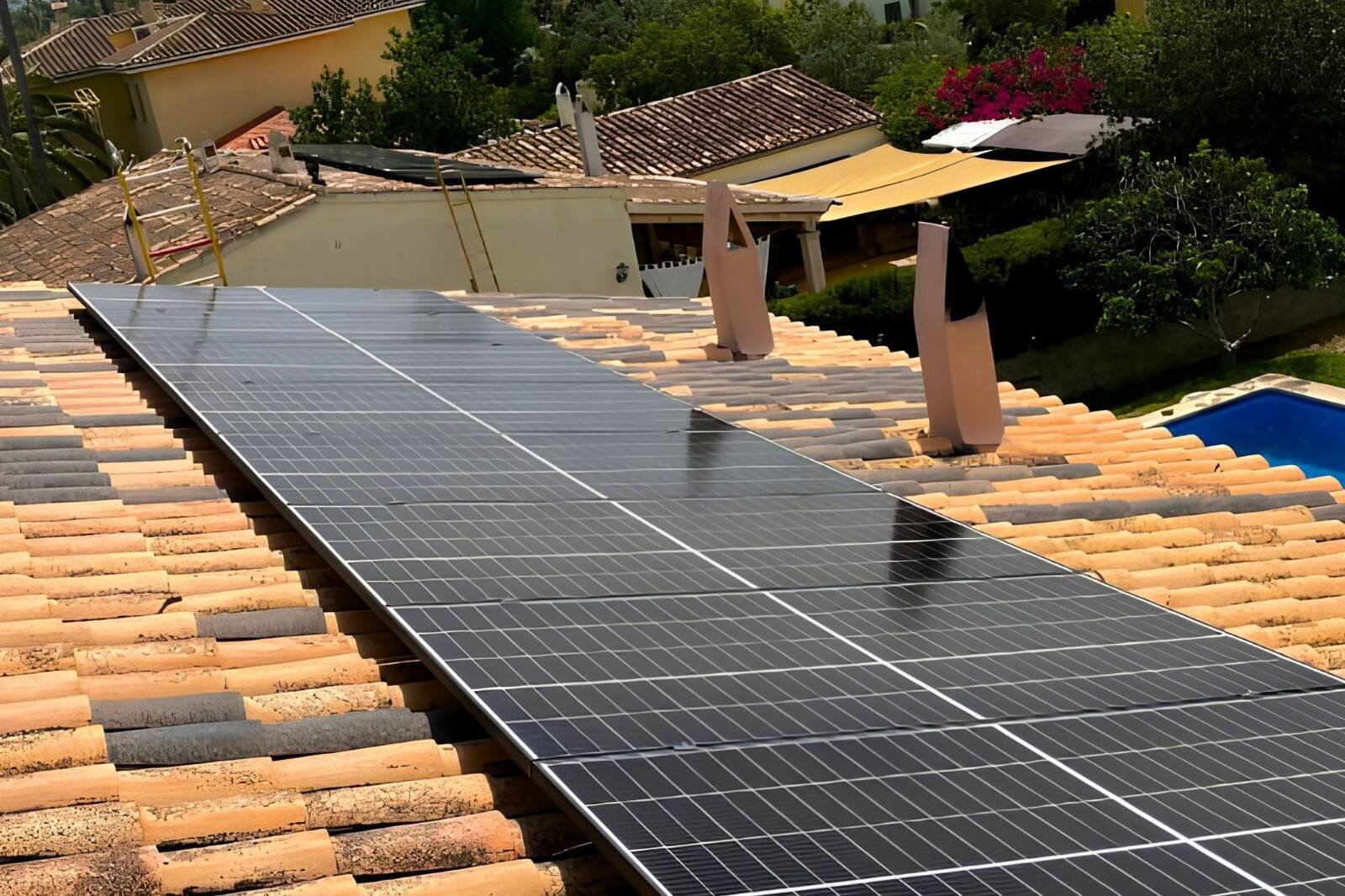 Limpieza especializada de paneles fotovoltaicos en Ibiza.