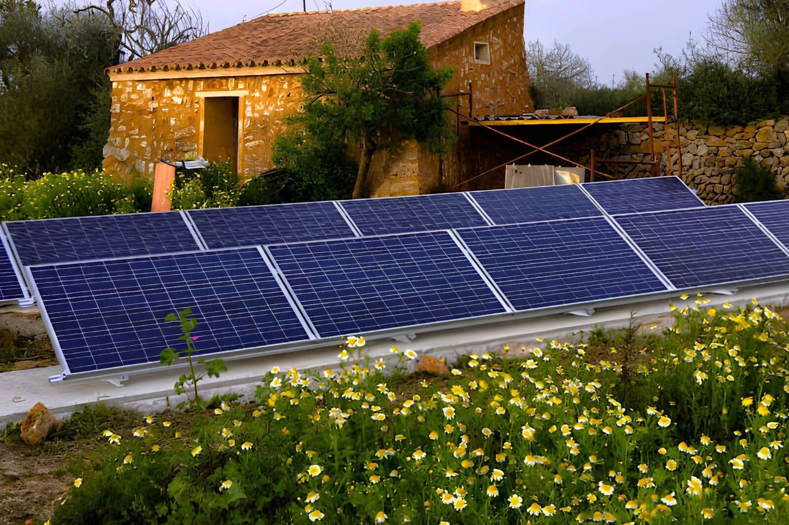 Técnico realizando mantenimiento de placas solares en Ibiza.