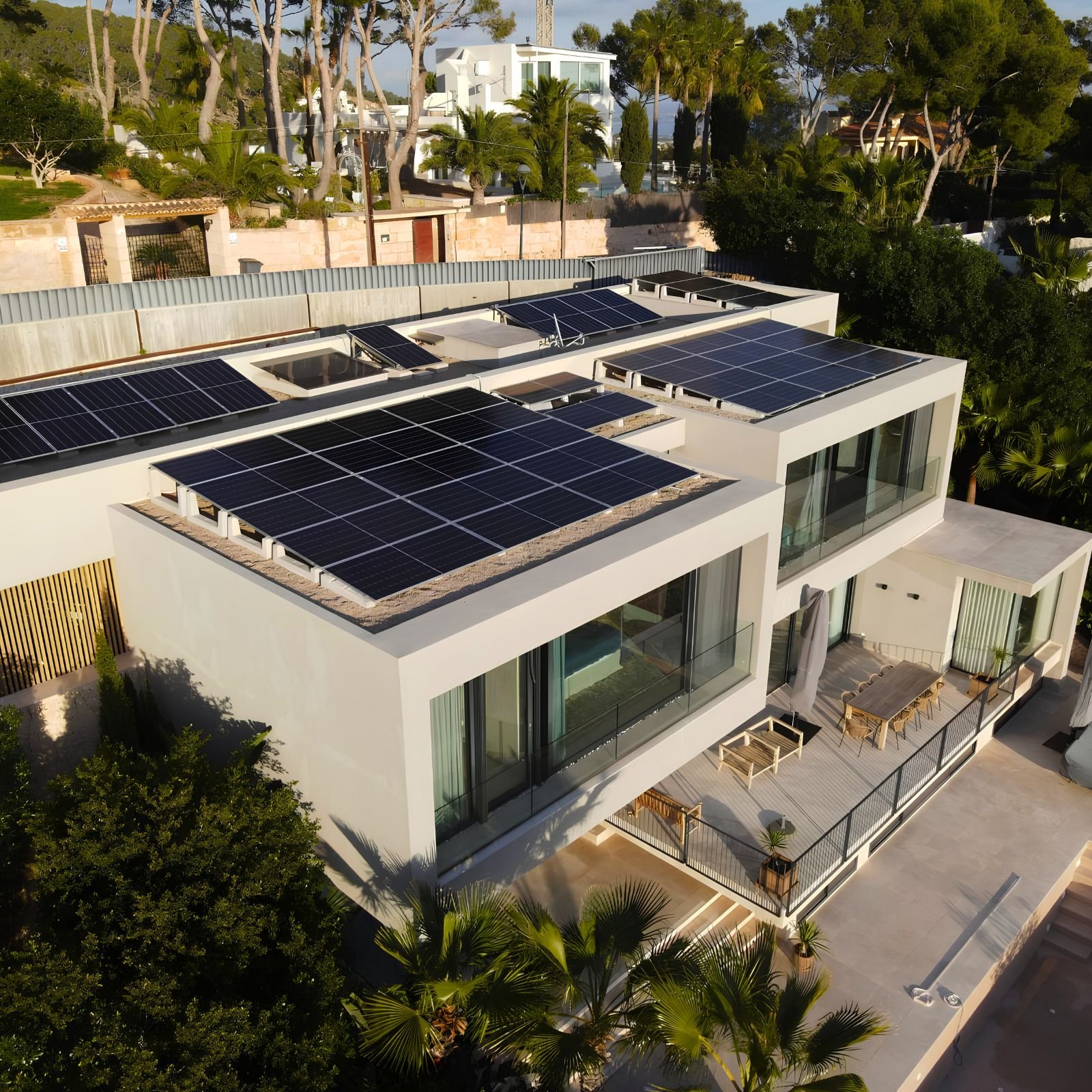 Producción fotovoltaica optimizada gracias al mantenimiento de paneles solares.