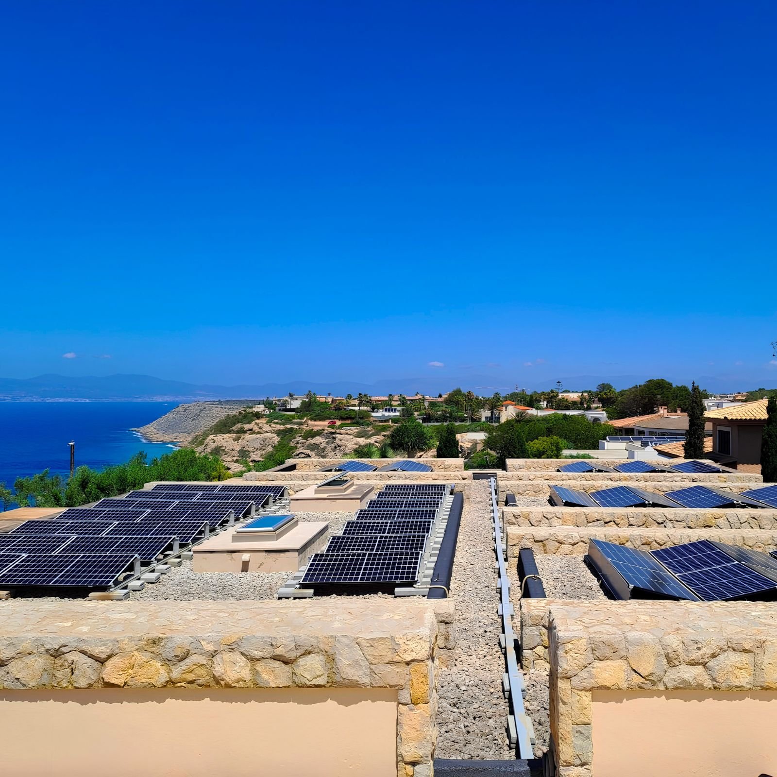 Servicio de limpieza de placas solares en Ibiza realizado por Sunshine Baleares.