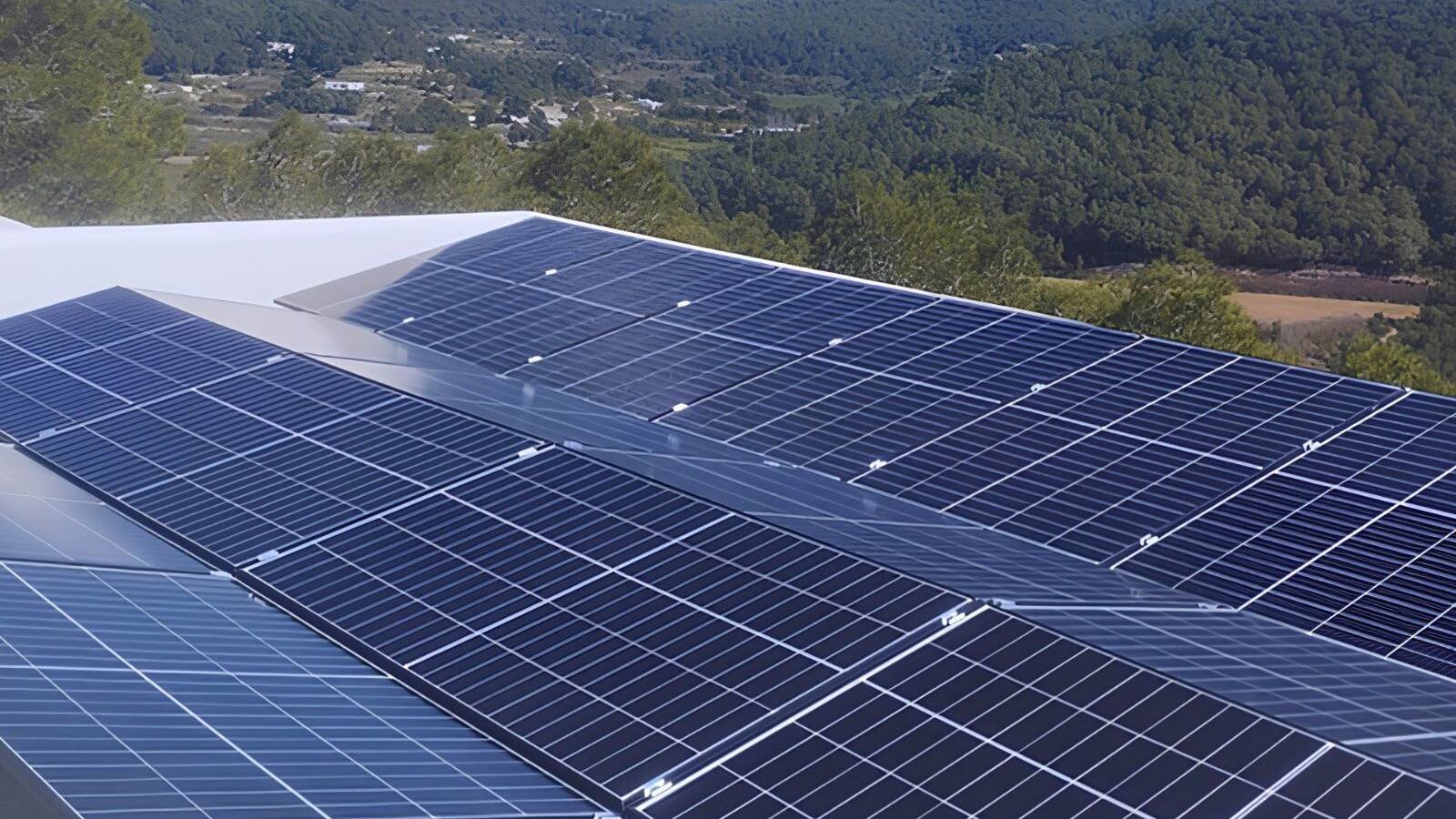 Placas solares limpias y preparadas para maximizar la captación solar.