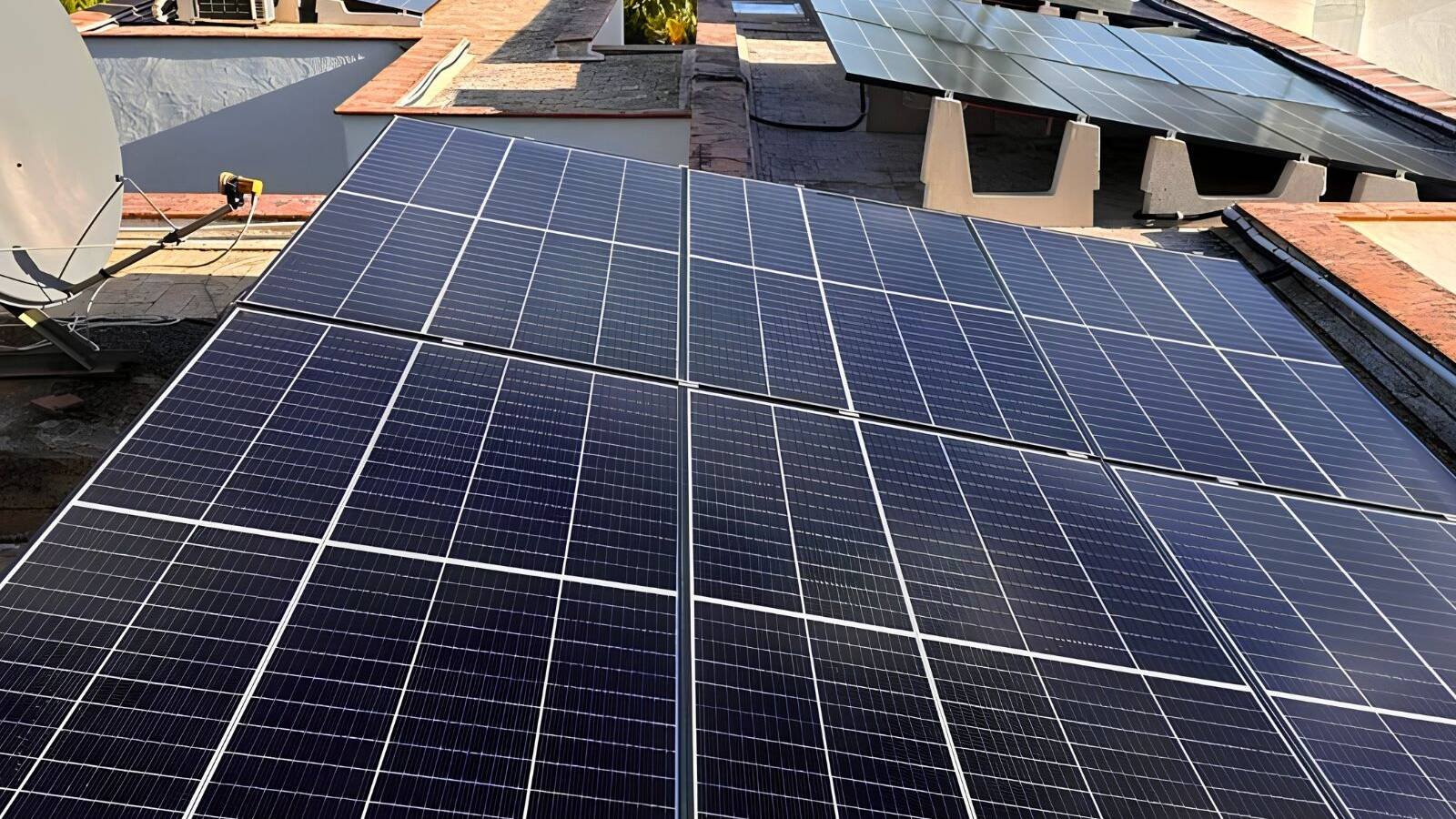 Paneles solares instalados en Ibiza para producción de energía renovable.