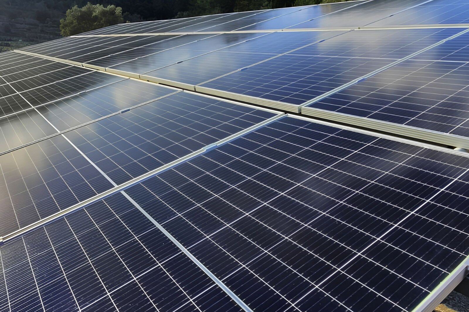 Mantenimiento preventivo de paneles solares en Ibiza.