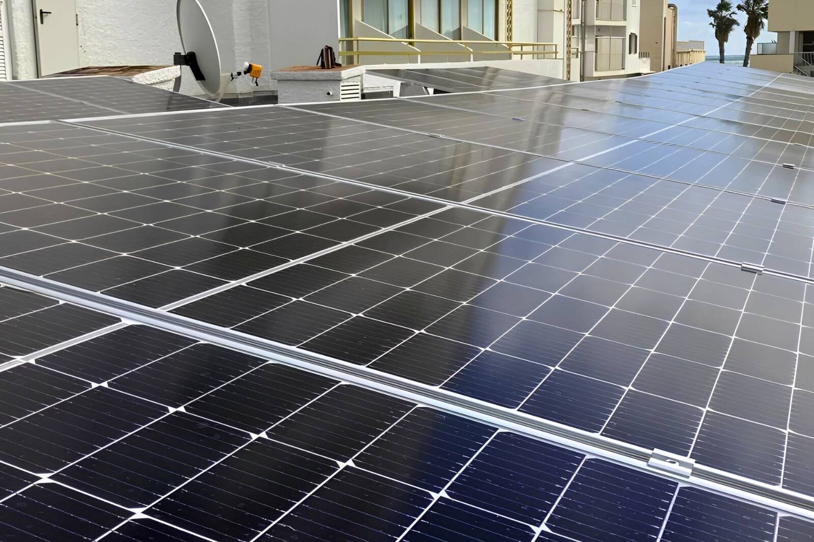 Limpieza profesional de paneles solares en Ibiza para mejorar la eficiencia energética.