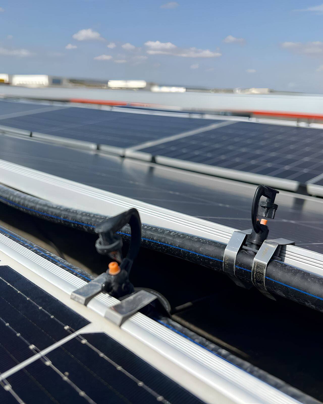 Limpieza nocturna de paneles solares en Ibiza