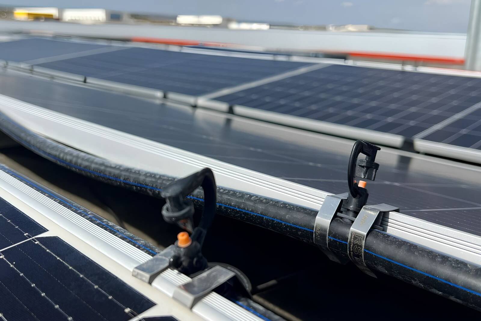 Limpieza nocturna de paneles solares en Ibiza