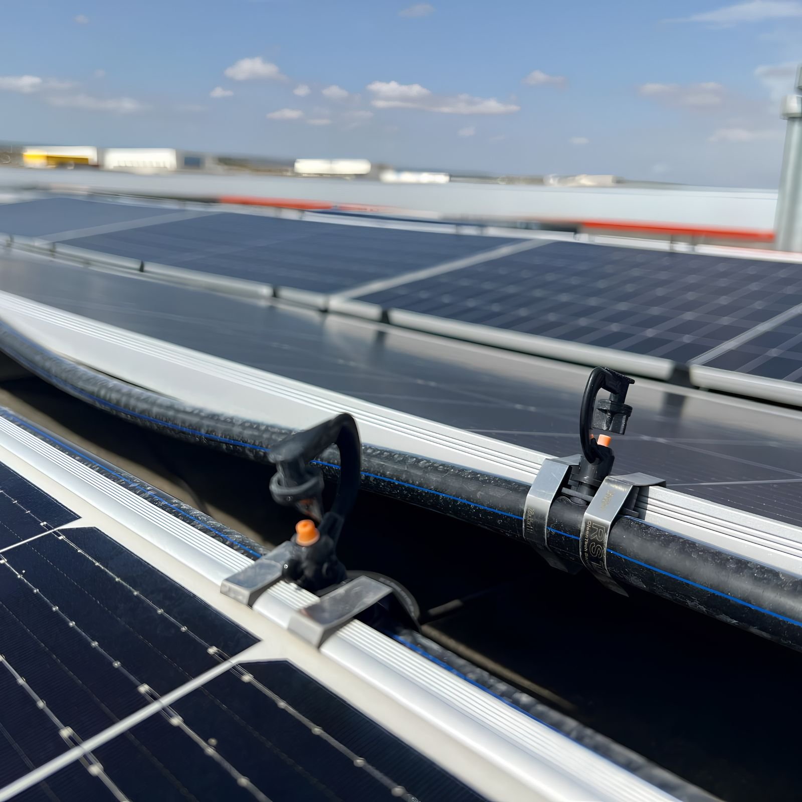 Limpieza nocturna de paneles solares en Ibiza