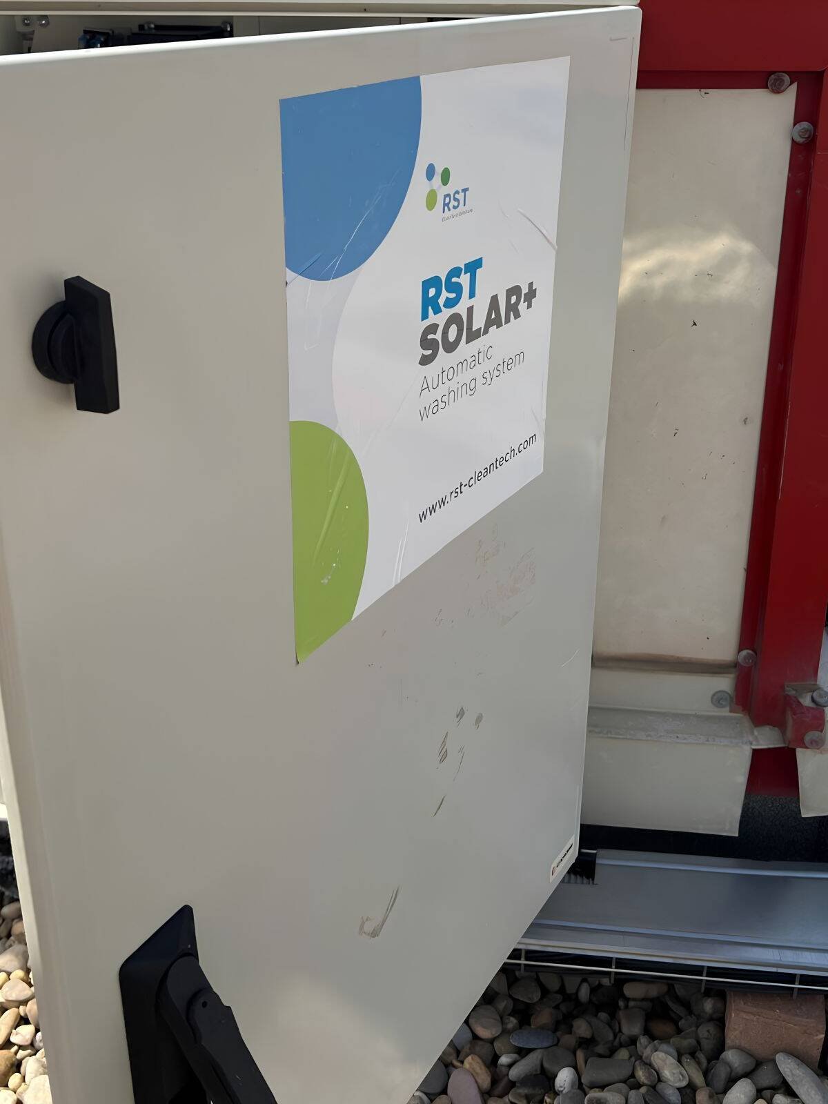 Mantenimiento automatizado de paneles solares en Baleares