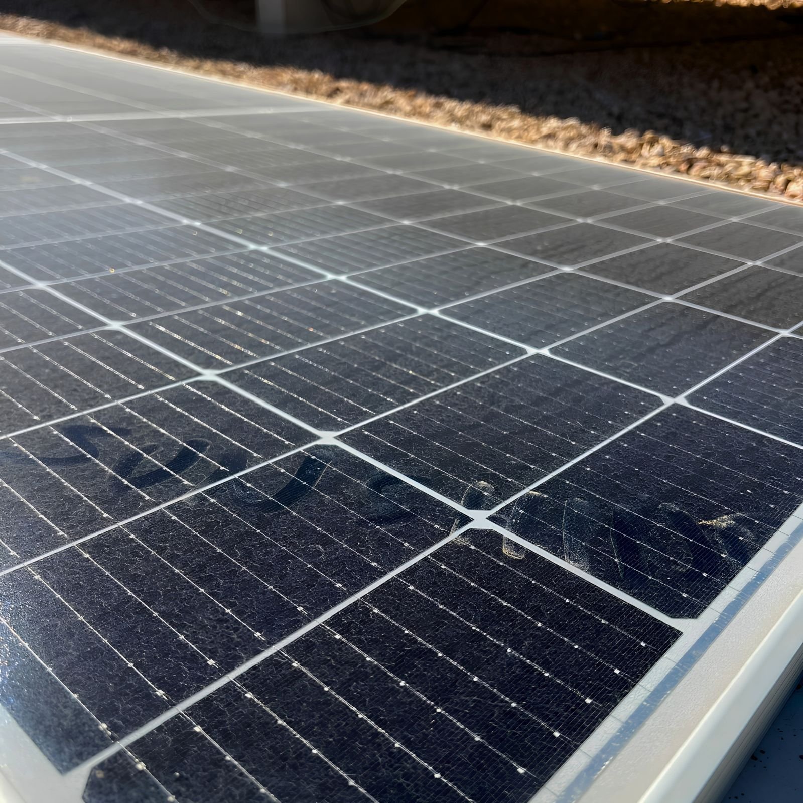 Limpieza automática de paneles solares en Baleares