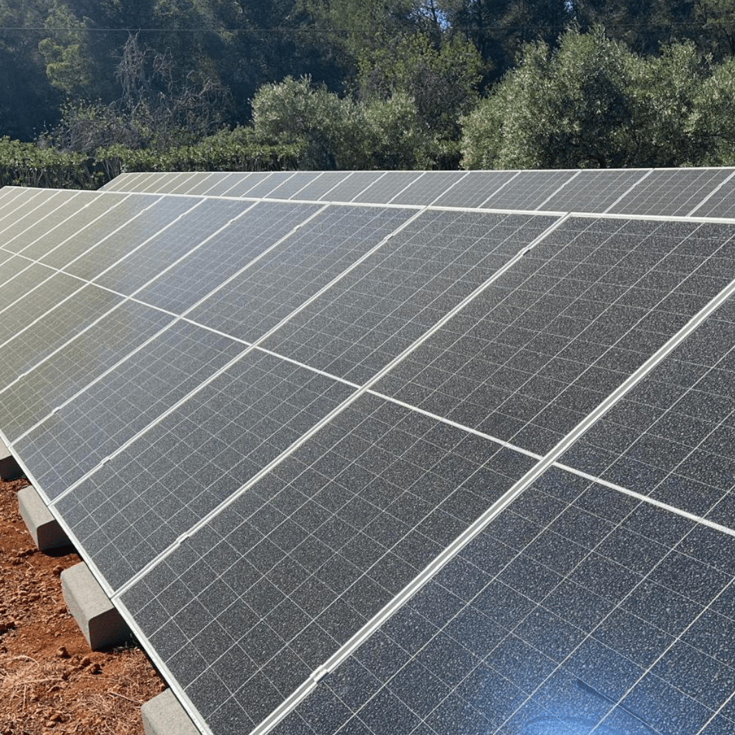 Paneles solares industriales limpios en Baleares